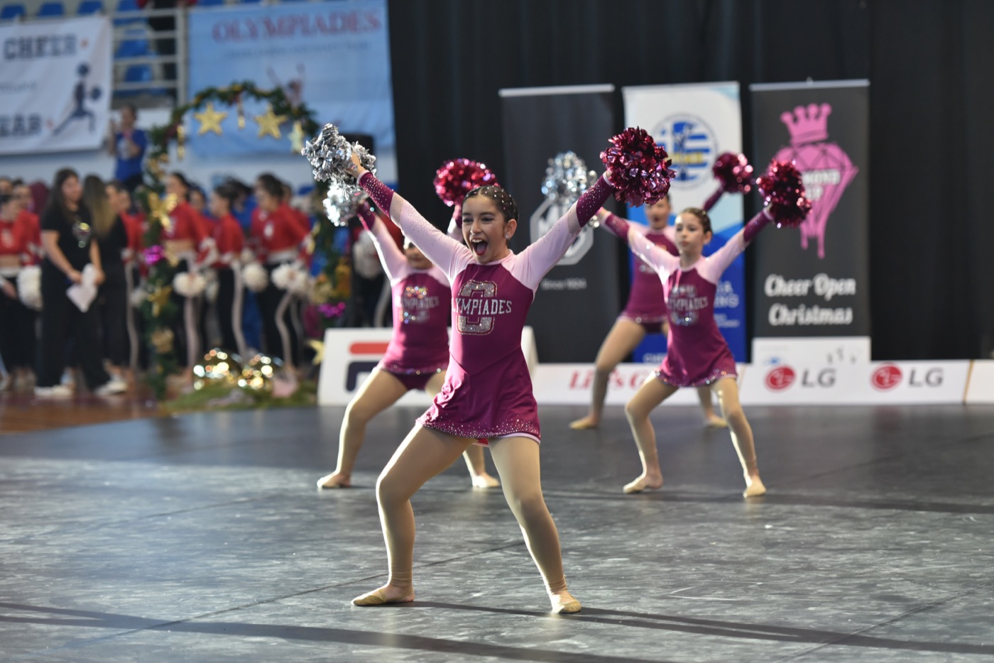 Αθλήτριες cheerleading σε αγωνιστική εμφάνιση